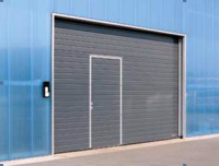 подъемные секционные  ворота с калиткой