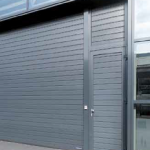 Вид боковой двери в рулонных воротах